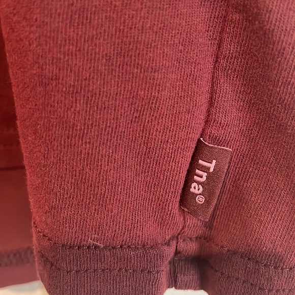 Aritzia TNA Maroon Short sleeve Tee M Like New - Picture 3 of 4